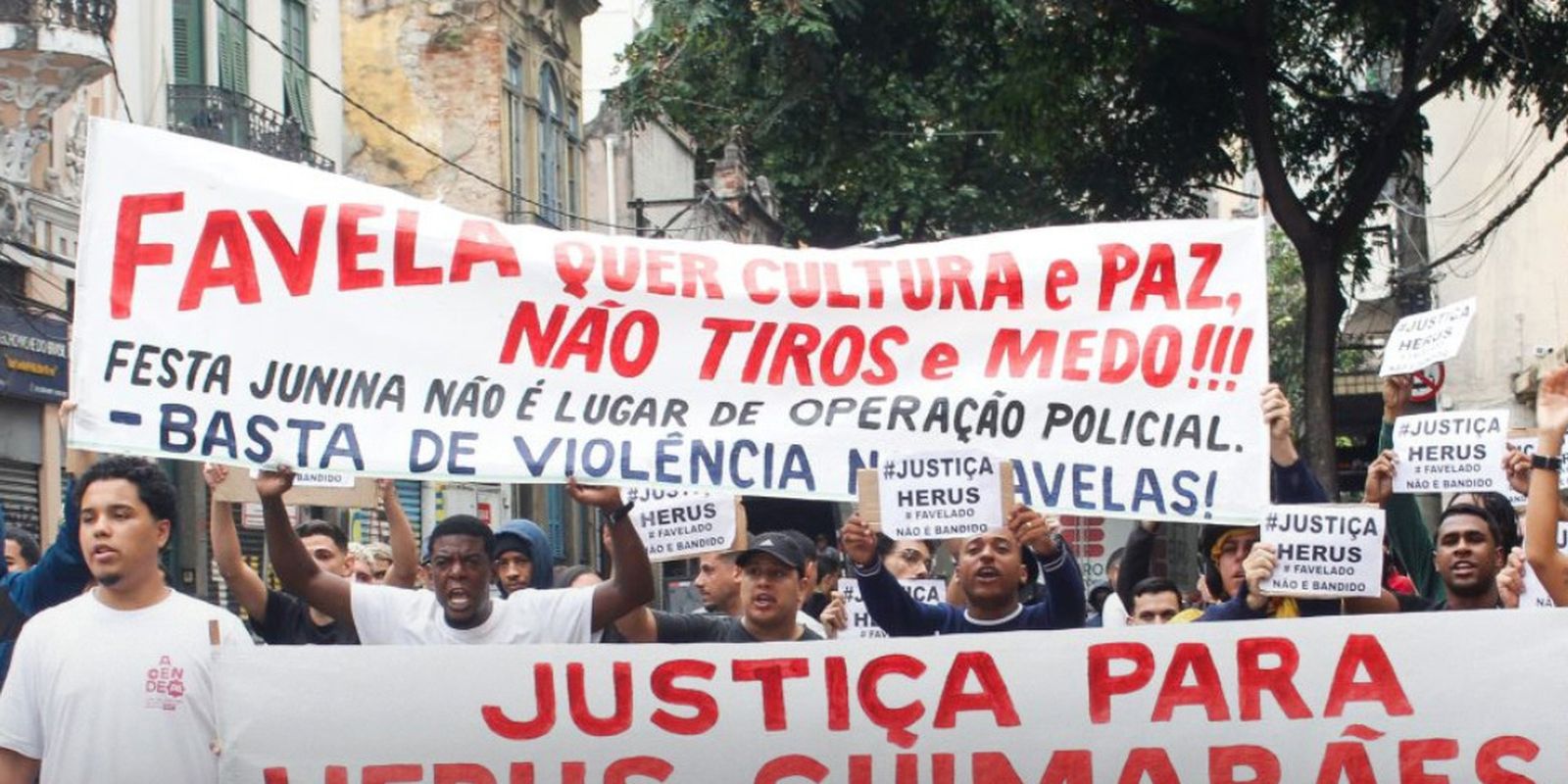 Moradores protestam após morte de rapaz baleado em festa junina
