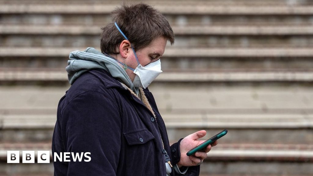 What are the symptoms of meningitis and how is it spread?