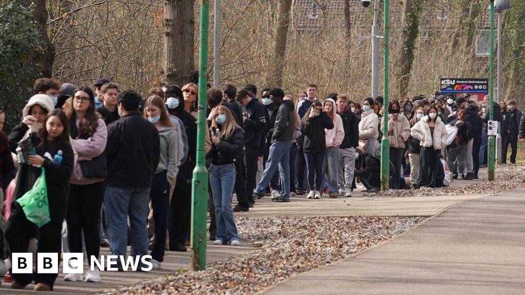 Thousands get meningitis vaccine as experts wait to see outbreak peak